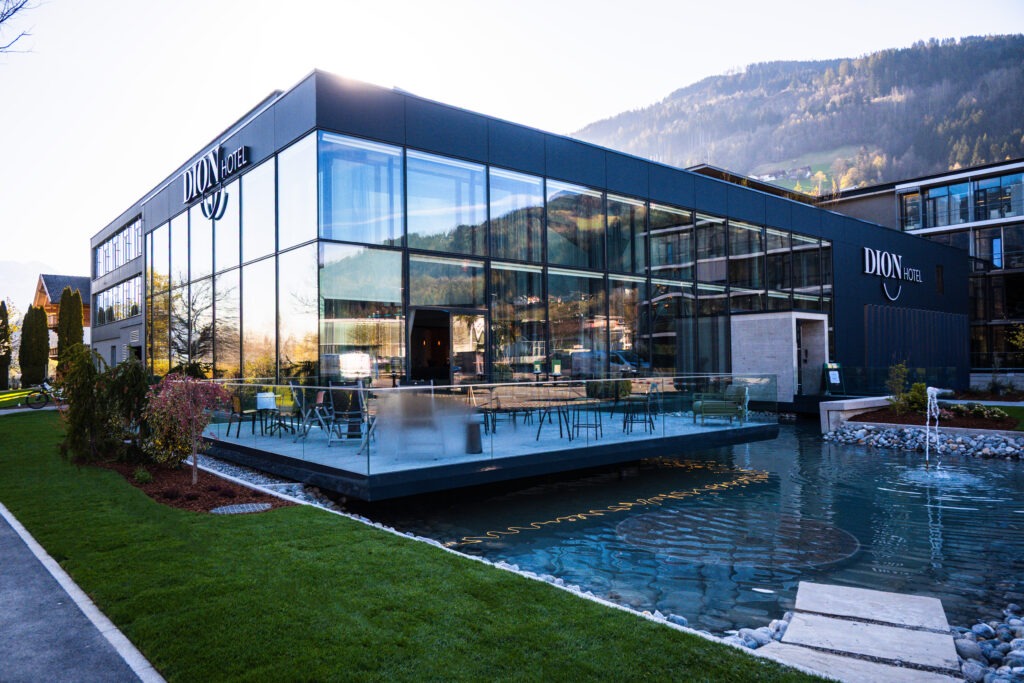 Dion Hotel Wattens Außenansicht im Sommer